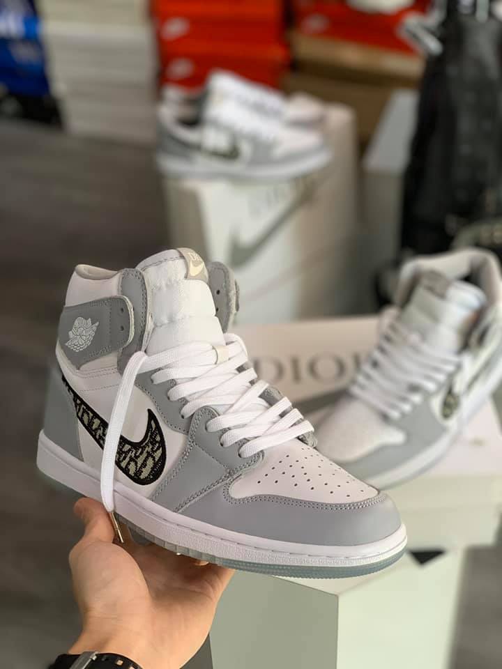 Legit Check By Ch  In the real vs fake Dior Air Jordan 1 image above we  have once again drawn a green line for the legit shoes and a red line