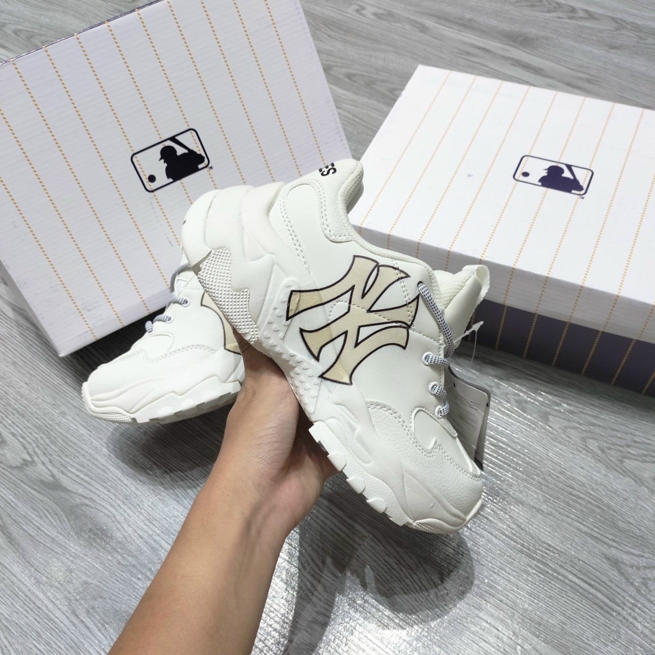 Giày Sneaker MLB NY Chữ Vàng